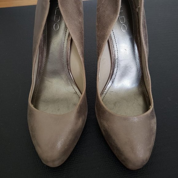 ALDO Distressed Gold Leather Heels - Picture 2 of 3